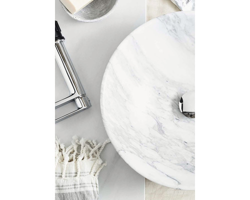 Scen med marmorhandfat, armatur och handduk