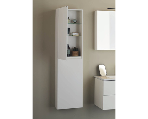 Badrumsscen med vitt hängskåp med hyllor och öppen dörr