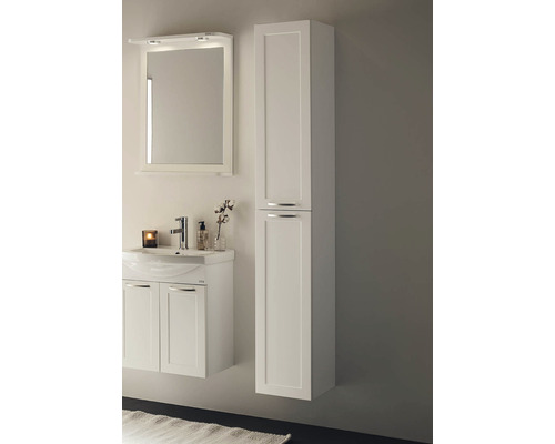 Badrum med tvättställsskåp, spegelskåp och högskåp