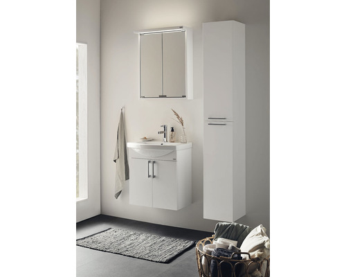 Ljust badrum med tvättställsskåp, spegelskåp, högskåp och matta