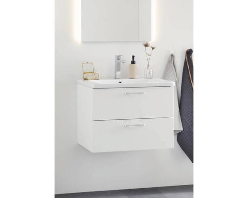 Badrum med tvättställsskåp, tvättställ, kran och spegel