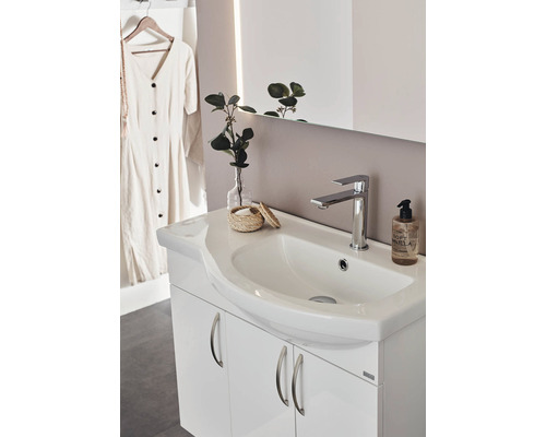 Tvättställ med underskåp i badrum med blandare och spegel