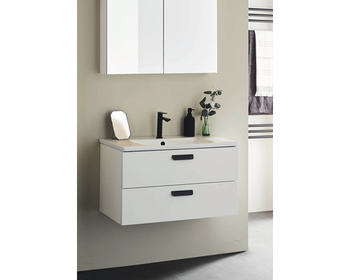 Modernt badrum med tvättställsskåp, tvättställ, armatur och spegelskåp.