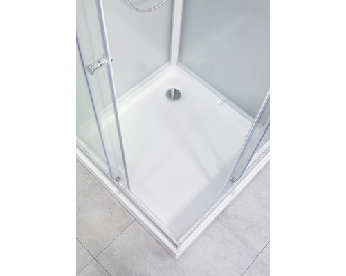 Närbild av en duschkabin med duschkar.