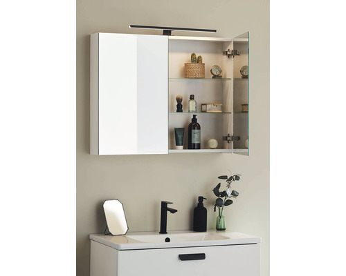 Badrum med spegelskåp, handfat och blandare