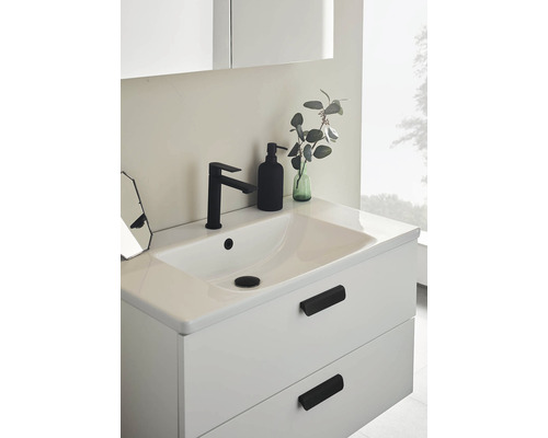 Badrum med tvättställsskåp, handfat, kran och tvålpump