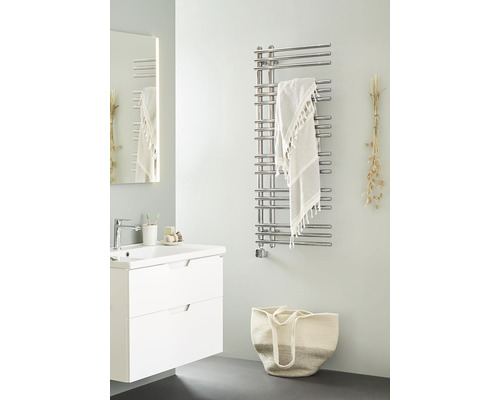 Modernt badrum med tvättställ, spegel och handdukstork