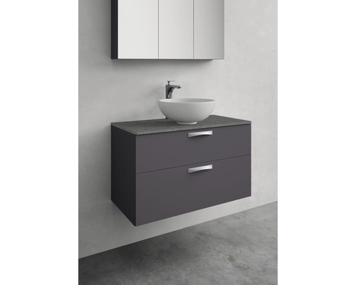 Badrum med tvättställ, underskåp med två lådor och spegelskåp