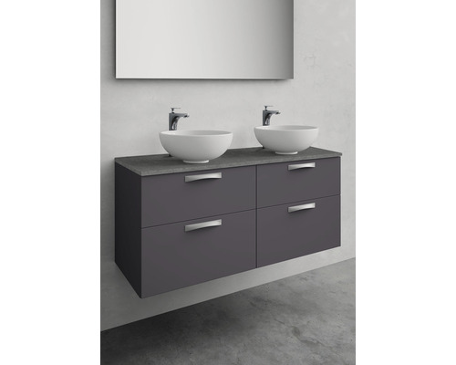 Modernt badrum med handfat, underskåp och spegel