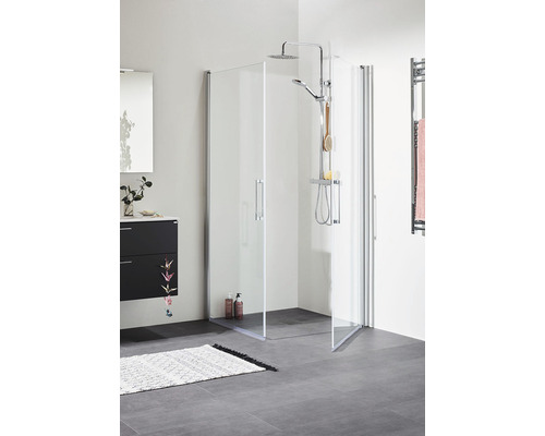 Badrum med hörnduschkabin, tvättställ och handdukstork