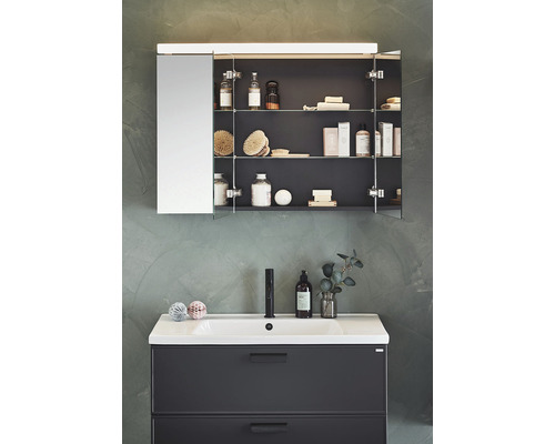 Badrumskommod med spegelskåp och diverse badrumsartiklar