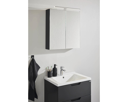 Badrum med spegelskåp, tvättställsskåp och handduk