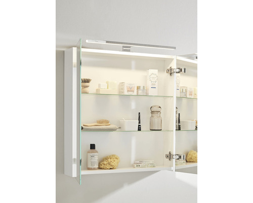 Öppet spegelskåp med glashyllor, kosmetika och belysning