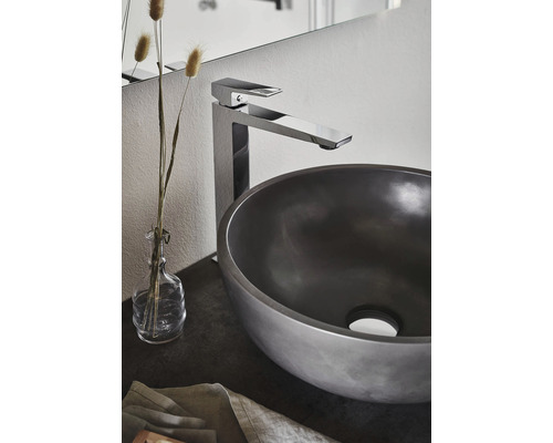 Tvättställsblandare med tvättställsskål i ett badrum