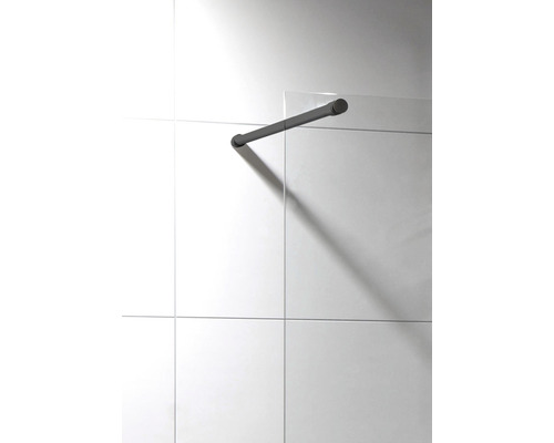 Detalj av duschkabin med matt stödstång på en kakelvägg