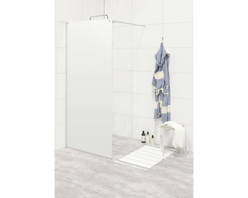 Duschkabin med handduk och badrumspall i badrummet