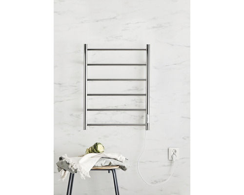 Elektrisk handdukstork med sex stänger på marmorvägg i badrum