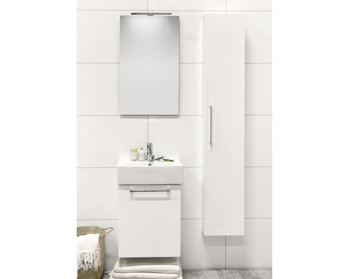 Badrum med tvättställsskåp, spegelskåp och högskåp