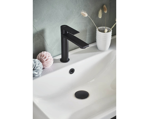 Tvättställ med svart blandare och bottenventil