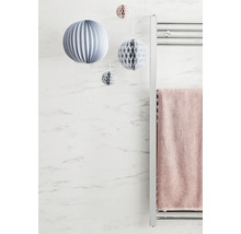 Badrum med radiator, handduk och pappersdekoration