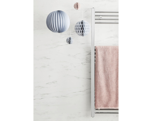 Badrum med radiator, handduk och pappersdekoration