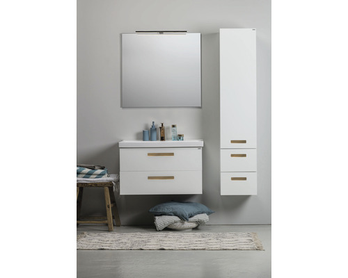 Badrum med tvättställsskåp, spegel, spegelskåp och handdukar för en ljus och organiserad atmosfär