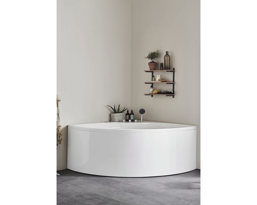 Hörnbadkar i badrum med hylla