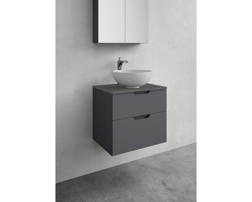 Badrum med handfat, underskåp med två lådor och spegelskåp