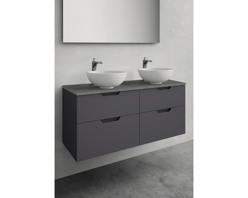 Badrum med tvättställsskåp med två tvättställsskålar och en spegel