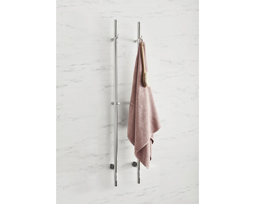 Fristående handdukshängare i metall med en handduk och en borste
