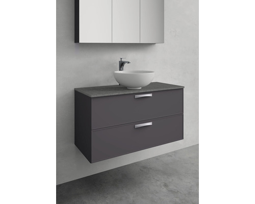 Badrum med tvättställsskåp, tvättställsskål, armatur och spegelskåp