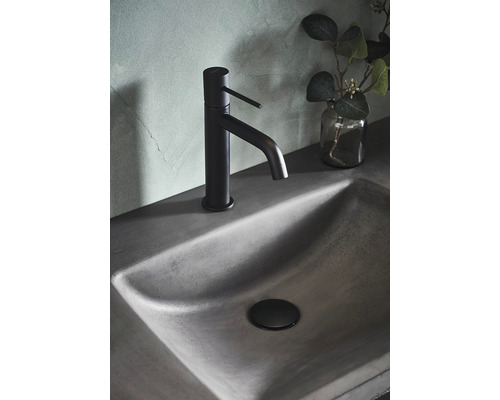 Tvättställ med blandare och bottenventil