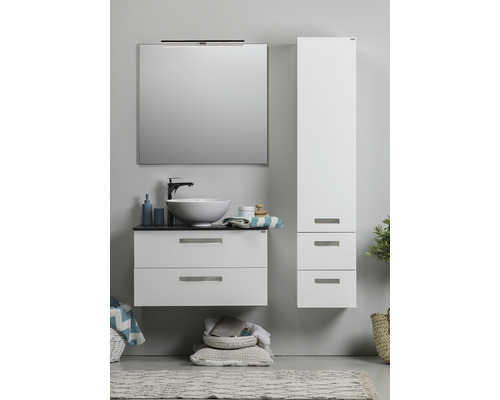 Badrum med tvättställsskåp, tvättställsskål, spegelskåp och högskåp