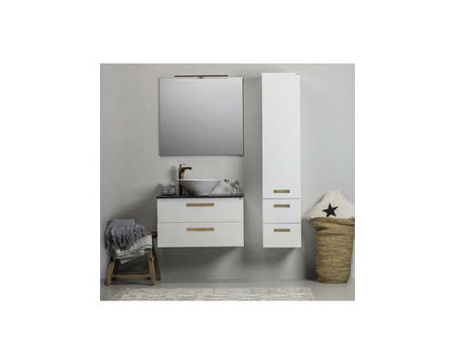 Modernt badrum med tvättställ, spegel, spegelskåp och högskåp för en stilfull inredning.