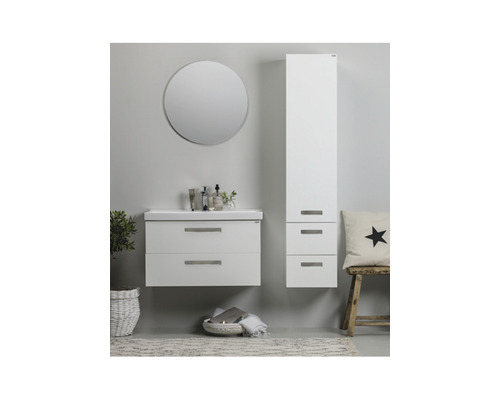 Modernt badrum med vitt tvättställsskåp, spegelskåp, rund spegel och högskåp.