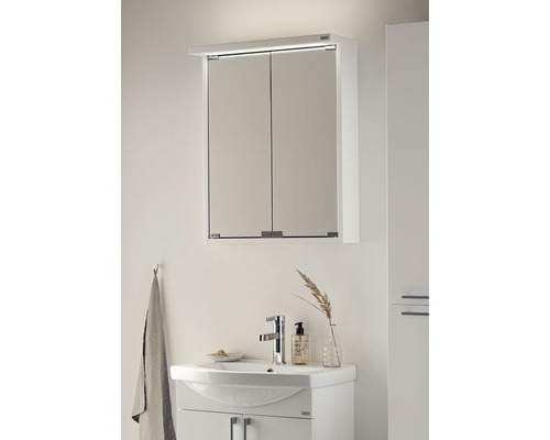 Badrum med spegelskåp, handfat och armatur