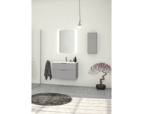 Badrum med tvättställsskåp, spegel, hängskåp och dekorationer