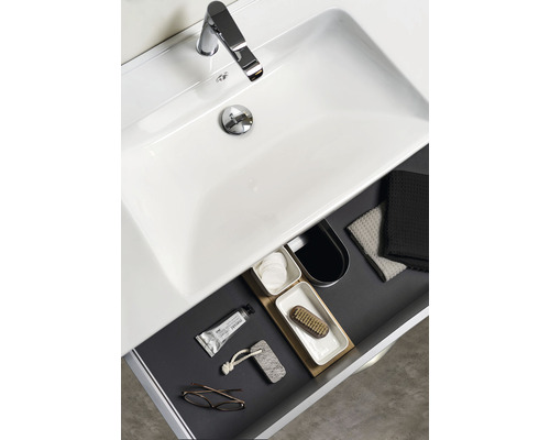 Tvättställsskåp med öppet lådinnehåll för badrumstillbehör