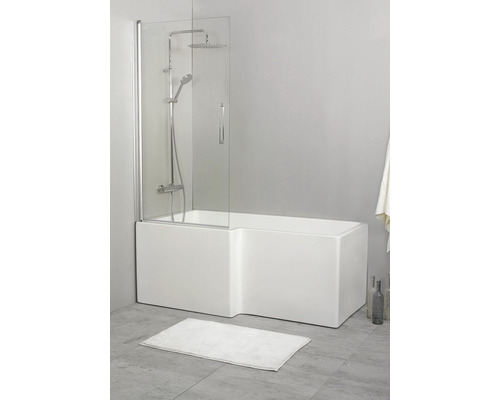 Badkar med duschvägg och duschset i badrummet