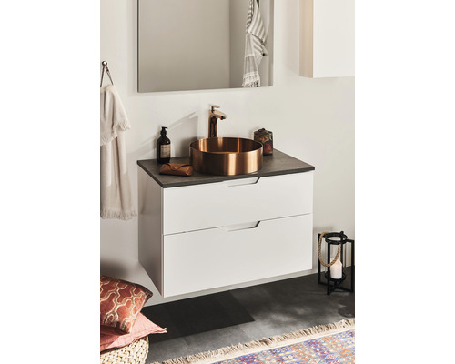 Modernt badrum med handfat, underskåp och spegel för en stilfull atmosfär