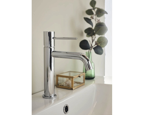 Tvättställsblandare på ett tvättställ med tillbehör