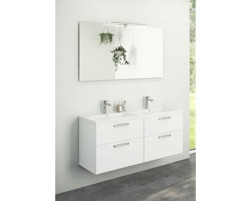 Badrum med dubbel tvättställsunderskåp, tvättställsskålar och spegel med belysning