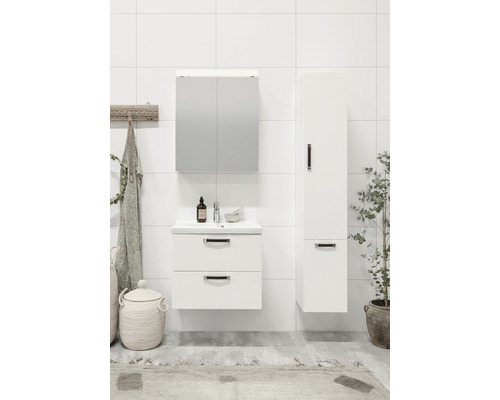 Modernt badrum med vitt tvättställ, spegelskåp och högskåp