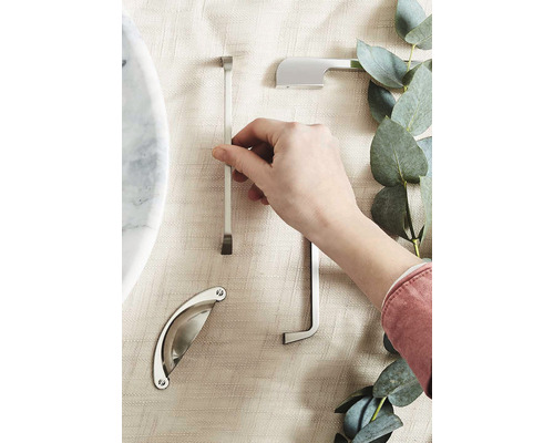 Diverse möbelhandtag i metall i närbild