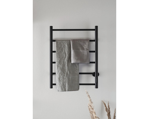 Väggmonterad, elektrisk handdukstork med två handdukar