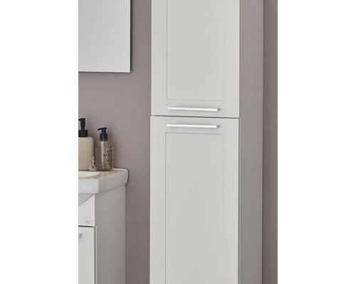 Högskåp i badrum med två dörrar och handtag