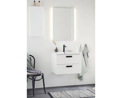 Badrum med tvättställsskåp, spegelskåp med belysning och högskåp