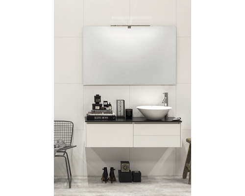 Badrum med handfat, spegel och tillbehör