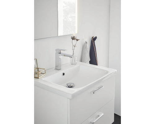 Badrumskommod med tvättställsskåp och blandare