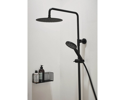 Svart duscharmatur med takdusch och handdusch i ett badrum